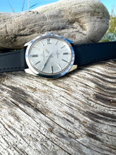 Load image into Gallery viewer, 1967 Beautiful Eterna ”Kontiki 10” with sharp case and linen dial