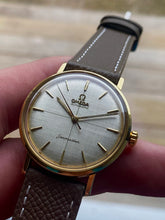 Load image into Gallery viewer, 1960 Well preserved Omega Automatic Seamaster with linen dial *SERVICED*