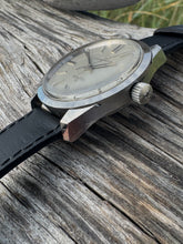 Load image into Gallery viewer, 1967 Beautiful Eterna ”Kontiki 10” with sharp case and linen dial