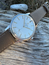 Load image into Gallery viewer, 1962 beautiful Omega Seamaster 30 *SERVICED* with warranty