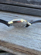 Load image into Gallery viewer, 1964 Incredable Omega Seamaster Deville with "Linen dial" *SERVICED*