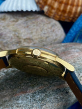 Load image into Gallery viewer, 1961 Omega Constellation ”Pie-Pan” 18k solid gold DeLuxe