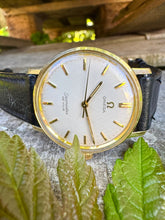 Load image into Gallery viewer, 1964 Incredable Omega Seamaster Deville with "Linen dial" *SERVICED*