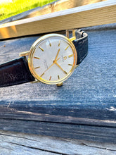 Load image into Gallery viewer, 1964 Incredable Omega Seamaster Deville with "Linen dial" *SERVICED*