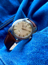 Load image into Gallery viewer, 1952 Rare Omega Automatic Seamaster ”beefy” with honeycomb dial