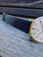 Load image into Gallery viewer, 1964 Incredable Omega Seamaster Deville with "Linen dial" *SERVICED*