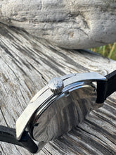 Load image into Gallery viewer, 1967 Beautiful Eterna ”Kontiki 10” with sharp case and linen dial
