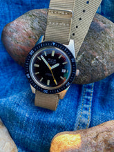 Load image into Gallery viewer, 1960's AVIA "Marino" automatic Diver with original box