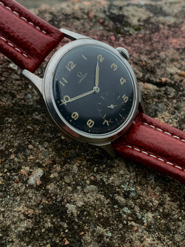 1950 Omega black dial, 35mm, ref: 2622. *SERVICED